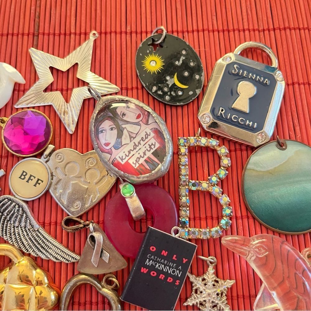 Pendants Charms Keychain Supplies Lot - Picture 5 of 6